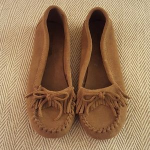 Minnetonka Genuine Leather Fringe Moccasin Flats