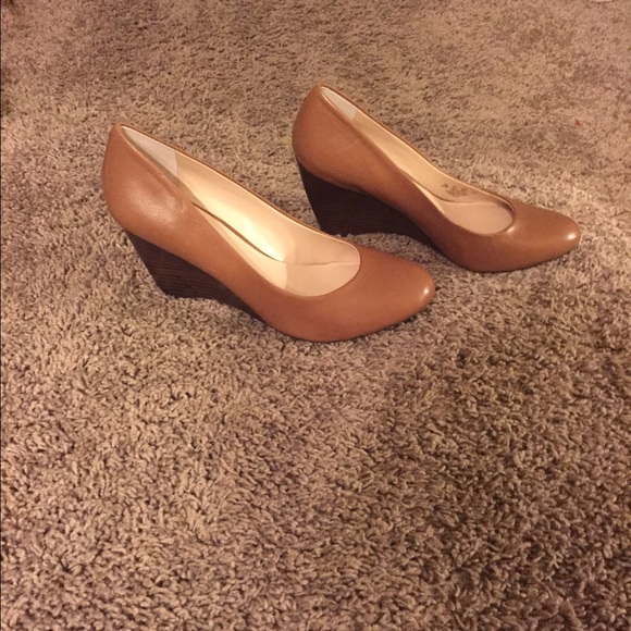 Leather wedge pump ( Never worn)