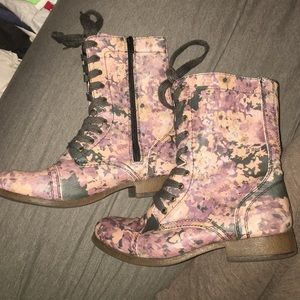 Boots with interesting print