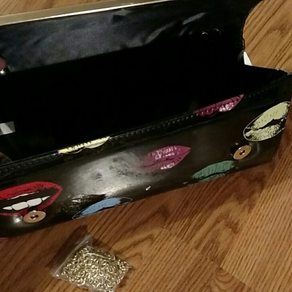 LIPS LIPS AND LIPS ON THIS KISSABLE CLUTCH - Picture 2 of 4