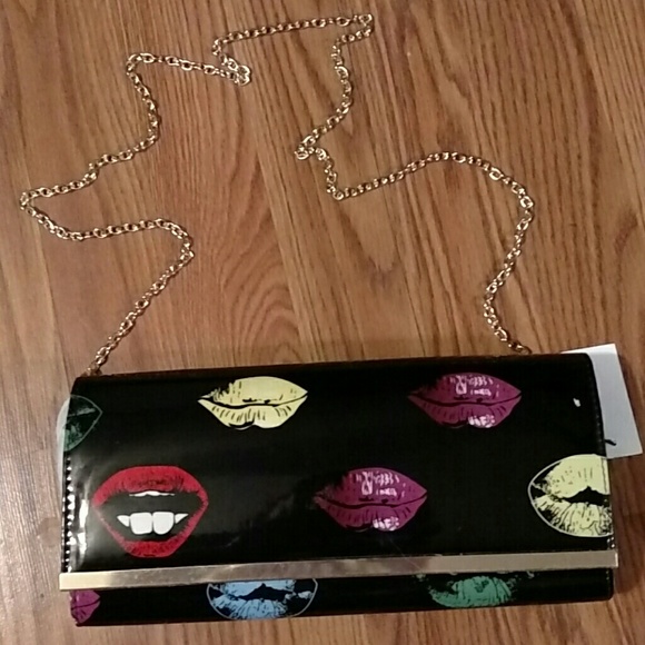 LIPS LIPS AND LIPS ON THIS KISSABLE CLUTCH - Picture 3 of 4