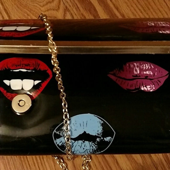 LIPS LIPS AND LIPS ON THIS KISSABLE CLUTCH - Picture 4 of 4