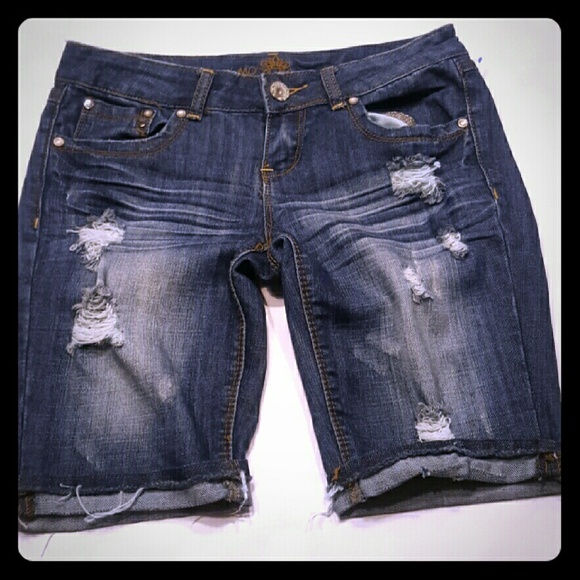 ALMOST FAMOUS  Distressed Crops size 7