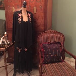 Beautiful flowing set w/embroidery.