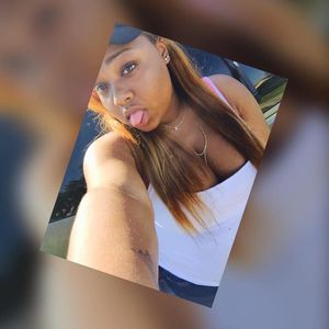 Meet your Posher, Akia