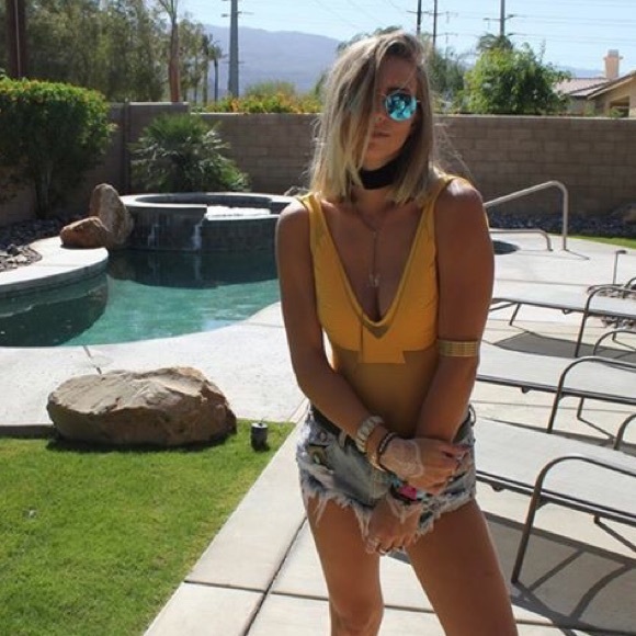 Meet your Posher, Caylee - Picture 3 of 3