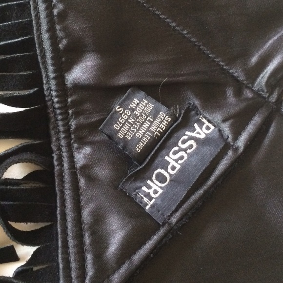 Size small black triangle top - Picture 3 of 3