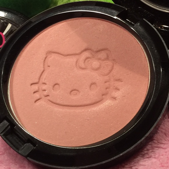 MAC HelloKitty Limited Edition Makeup Bundle - Picture 2 of 4