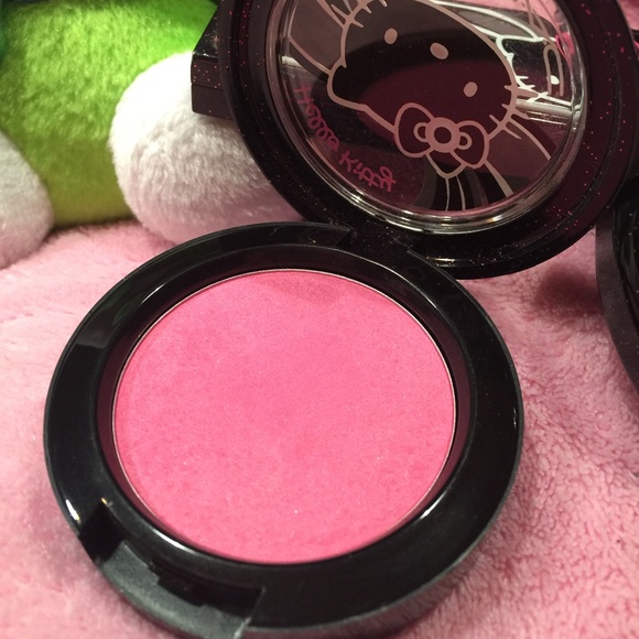 MAC HelloKitty Limited Edition Makeup Bundle - Picture 3 of 4