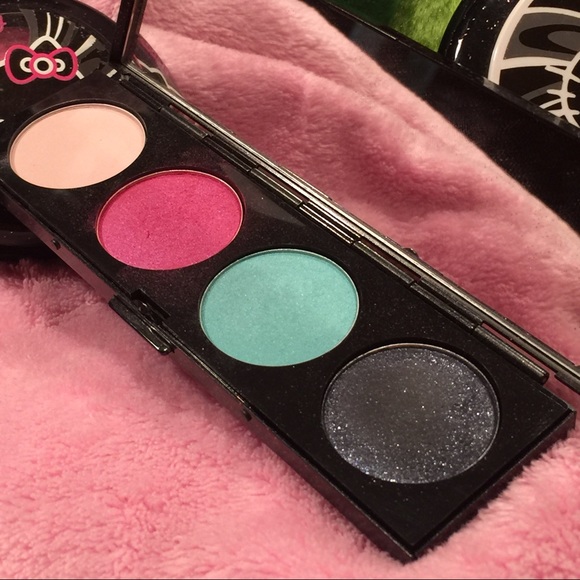 MAC HelloKitty Limited Edition Makeup Bundle - Picture 4 of 4