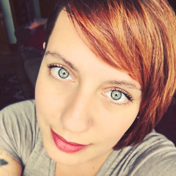 Meet your Posher, Amanda - Picture 2 of 2