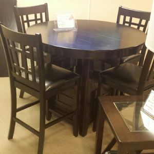 Meet your Posher, Nia