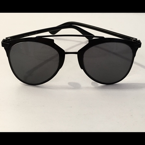 GlamVault Accessories - ✨Black Retro Cateye Reflective Sunglasses✨