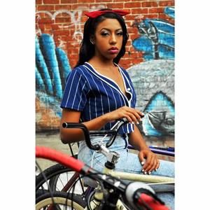 Meet your Posher, Leslie