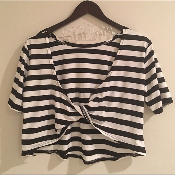 🆑2 Left❣️Black White Stripe Crop Knotted Back Top - Picture 4 of 4