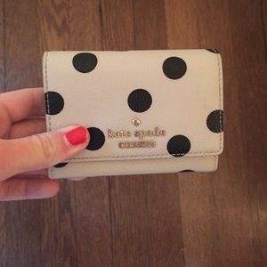 Kate spade Darla Wallet in black white dot.
