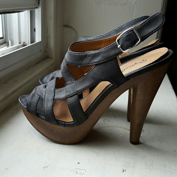 Black Pumps