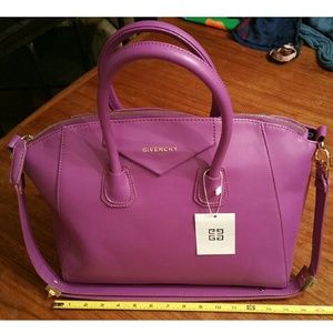 UA Givenchy Antigona.