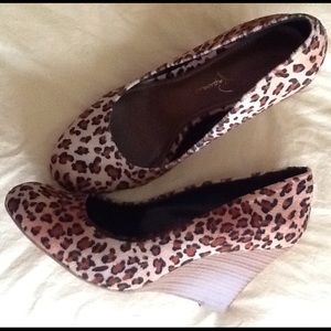 Jessica Simpson size 7 1/2 print wedges.