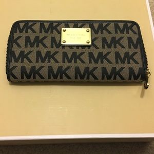 ☀️💃🏽 Sunday Sale ☀️💃🏽 Michael Kors Wallet