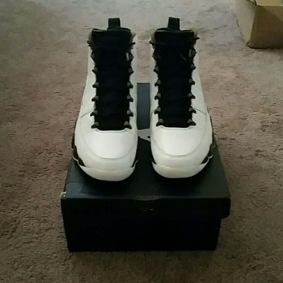 Air Jordan Retro 9 Statue