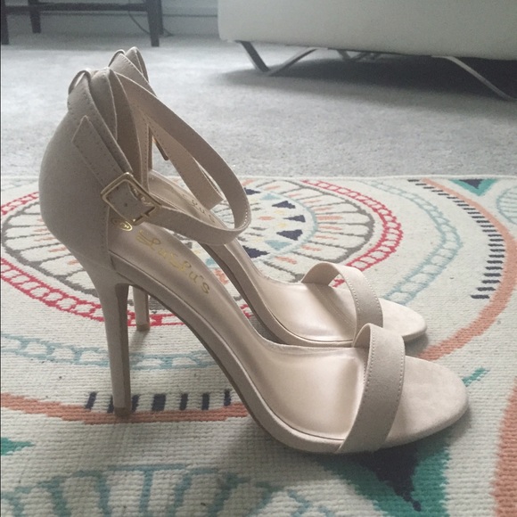 ✨Brand New✨ LuLu's strappy nude sandals NWT