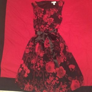 Very stunning Size 12 Dressbarn red/black dress