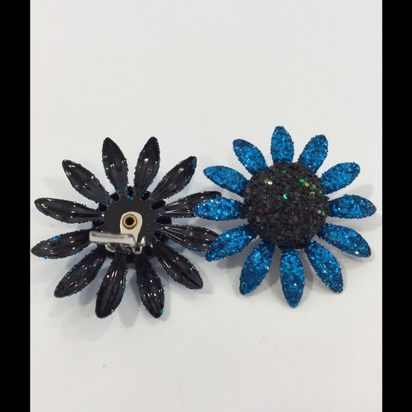 🔴 5/15 Two Pair, Vintage Floral Earrings - Picture 2 of 3