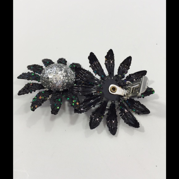 🔴 5/15 Two Pair, Vintage Floral Earrings - Picture 3 of 3