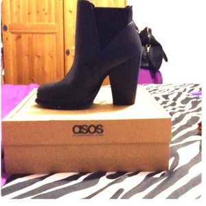 ❗️MUST GO❗️Chunky Heeled Ankle Bootie