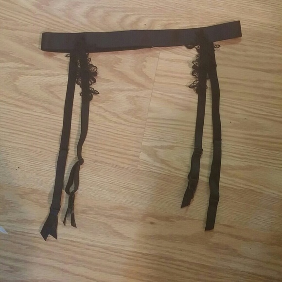 Black adjustable garter