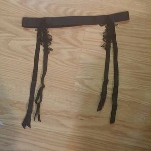 Black adjustable garter
