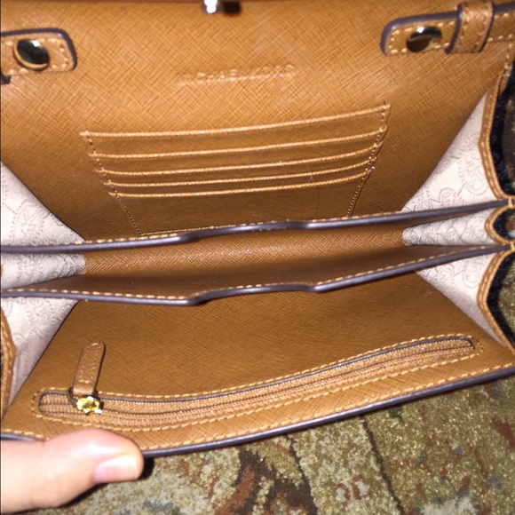 Michael Kors Crossbody. Price Reduced!☀️ - Picture 3 of 4