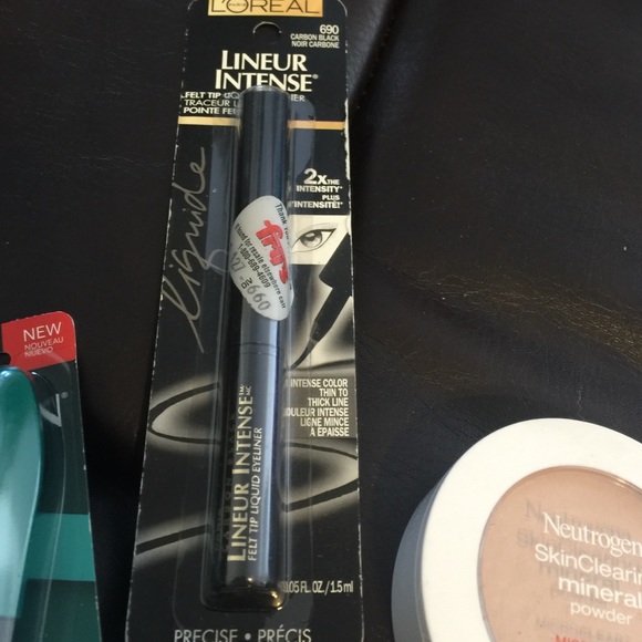 Makeup - Picture 3 of 4