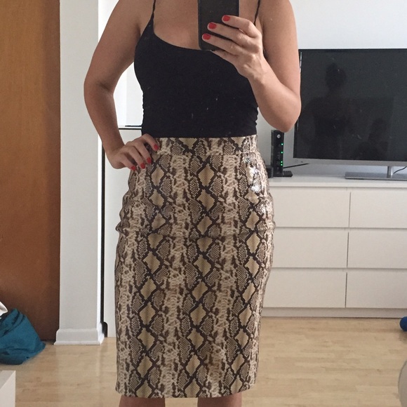 Snakeskin print pencil skirt. Soft vinyl effect.