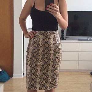 Snakeskin print pencil skirt. Soft vinyl effect.
