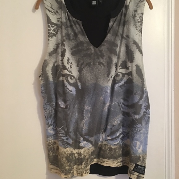 V neck - Picture 1 of 2