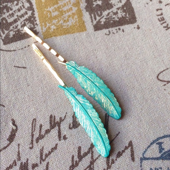 Sale✨Set of 2 Boho Feather Bobby Pins - Picture 2 of 4