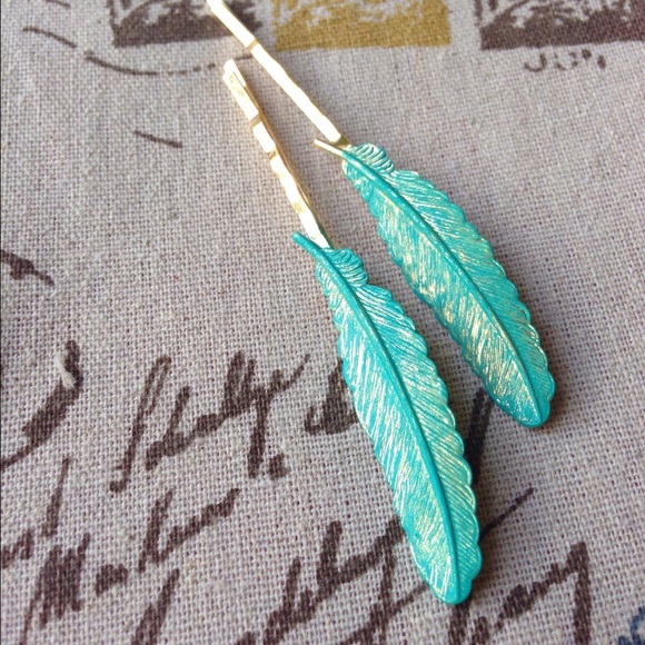 Sale✨Set of 2 Boho Feather Bobby Pins - Picture 4 of 4