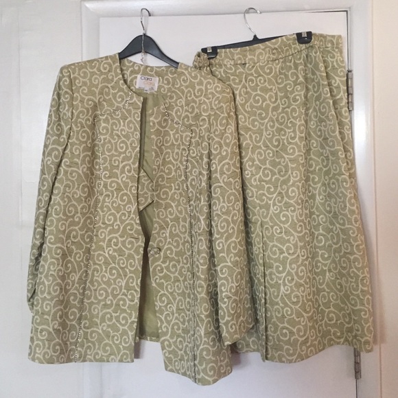 Two piece suit - Picture 1 of 3