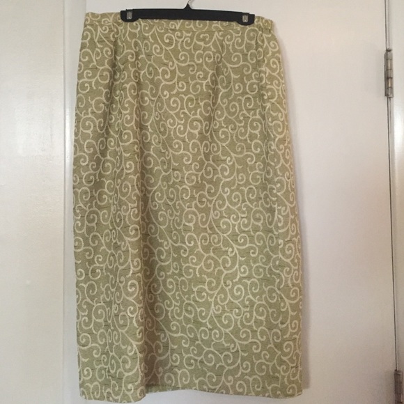 Two piece suit - Picture 3 of 3