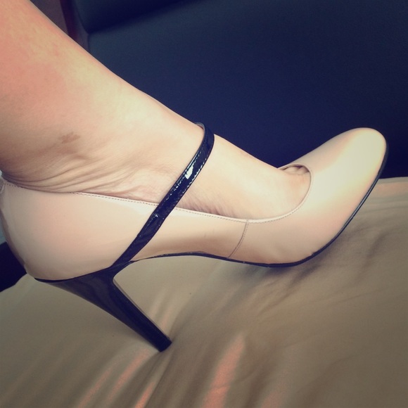 Pretty nude and black tone pumps - Picture 1 of 4
