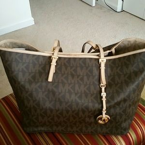 SOLD......100% AUTH MICHAEL KORS BAG