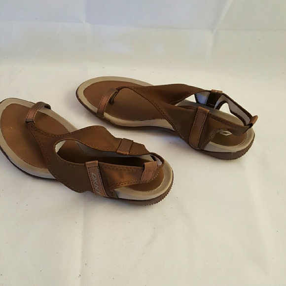 DKNY SANDALS SIZR 6 - 6-1/2