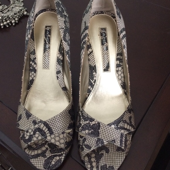 Pretty satin peep toe pumps in  lace design
