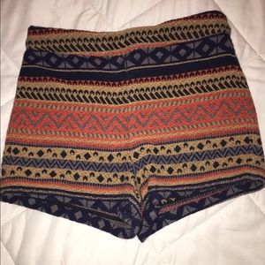 •• Aztec print high waisted shorts •