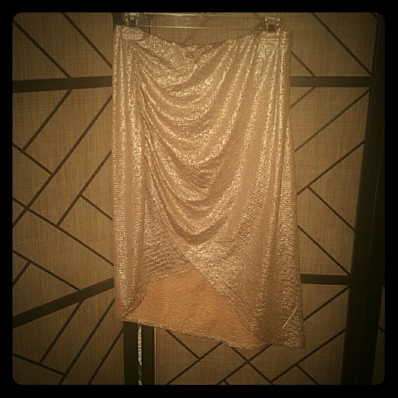 Sparkle-ly Gold Mid-leangth skirt.