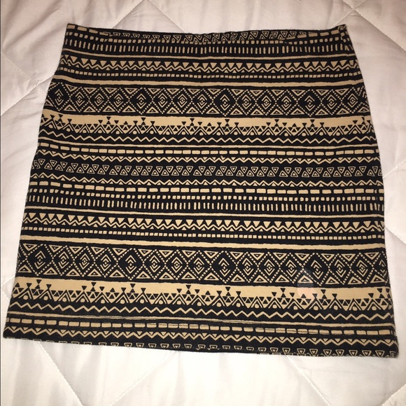 Aztec print body con skirt • - Picture 1 of 2