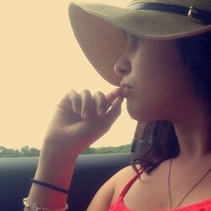 Meet your Posher, Anamayri