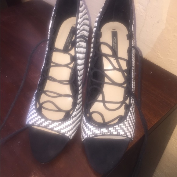Gorgeous white and black colorblock heels - Picture 2 of 4